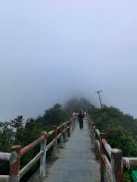 離天三尺三,貴州黔北第一峰,尧龍山。