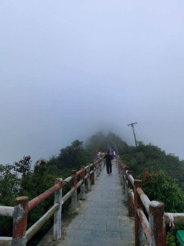 離天三尺三,貴州黔北第一峰,尧龍山。