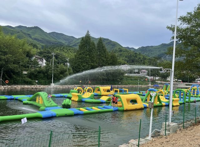 安吉深溪峽谷漂流