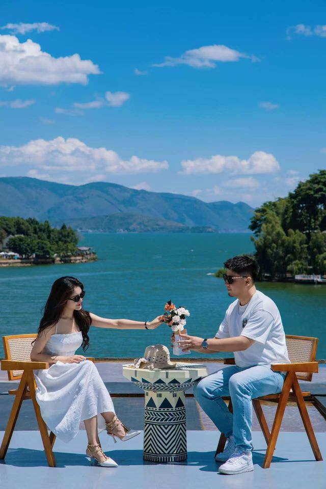 阿凯缇娅枕浪而眠，每扇窗都是爱情明信片。