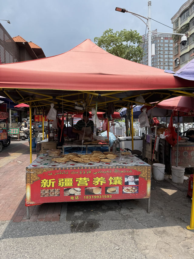 全中国の味が並ぶ屋台街
