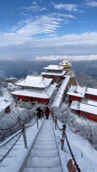 老君山金頂大區迎來今年首場降雪