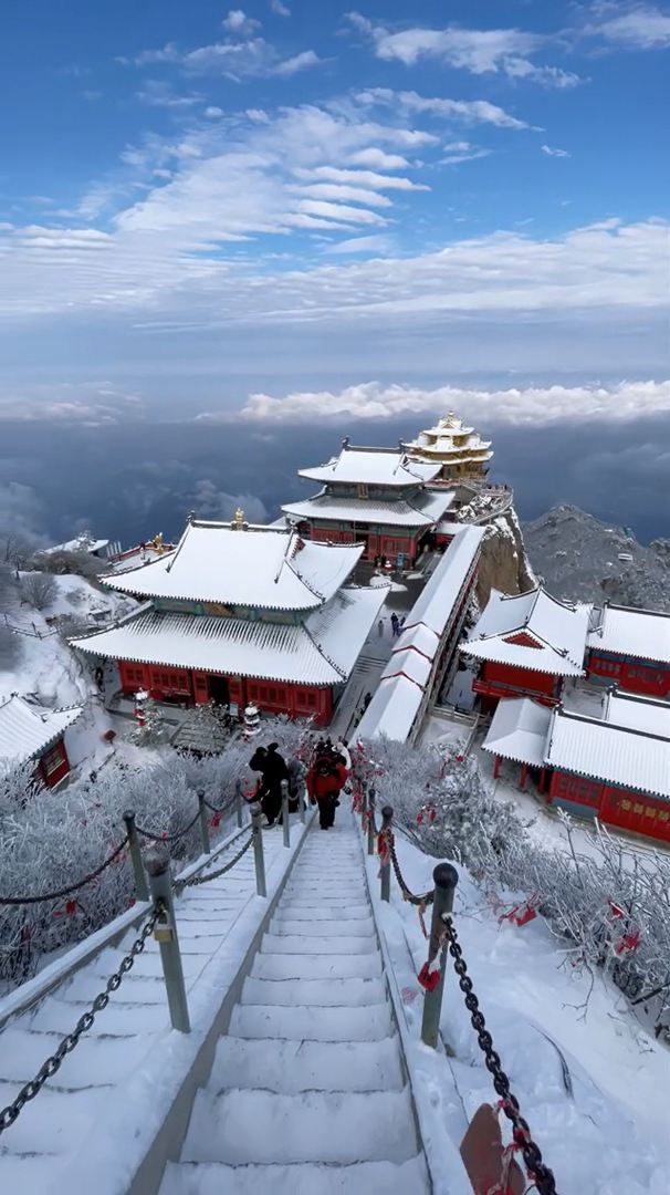 老君山金頂大區迎來今年首場降雪