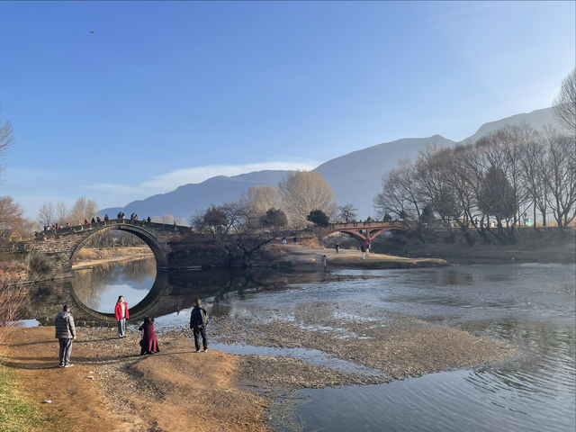 冬日裡的沙溪秘境，這座被時光遺忘的古鎮總能帶來意外驚喜✨藍天下五彩的雲霞、晨霧繚繞的古橋、靜靜流淌的