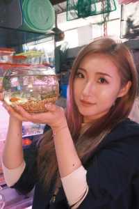 她鏡頭裡的她|走進復古調調的花鳥市場