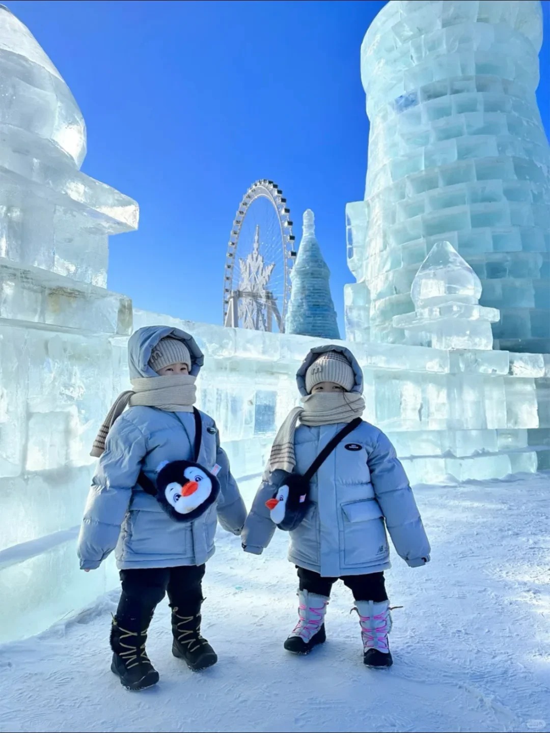 ❄️Wondering where to have the most fun with kids in winter? It has to be Harbin!❄️ Ice and Snow World, Northeast cuisine, skiing and feeding deer, checking out snow mushrooms… it’s just so much fun. Took the kids last year, they kept talking about it every day after we got home, planning to go again this winter break!
-
Here’s a "Six Days Five Nights Family Trip" guide for you, get ready to take the kids this winter break~✌️
-
𝐃𝐀𝐘 1: Arrive in Harbin
✨Saint Sophia Cathedral is as beautiful as a fairy tale castle~The cobblestone streets of Central Street are great for walking, and eating a Madieer popsicle in the snow is especially exciting!
✨Head to Ice and Snow World at dusk! When the lights turn on, it feels like stepping into "Frozen"
✨Let the kids play on ice slides, ride ice bicycles, and see the entire ice kingdom from the Ferris wheel. The kids won’t want to leave!
𝐃𝐀𝐘 2: Harbin → Erlanghe Village → Snow Town
✨Morning snowball fights and snowman building in Erlanghe Village, the kids go wild~
✨Stay overnight at a state-run hotel in Snow Town, the Snow Charm Street lights up so dreamily, and the snow mushroom houses sparkle~warming up with tea by the fire🍵
𝐃𝐀𝐘 3: Full day fun in Snow Town → Yangcaoshan Trek
✨Wake up early to watch the sunrise at Yangcaoshan! The sunlight on the snow, overlooking the entire "Bear Ridge," is breathtaking~
✨Play the water-into-ice trick with the kids❄️ Pour hot water and it instantly turns into ice mist! Then try horse-drawn sledding and snowmobiles, the kids scream with excitement all the way!
✅Lunch is forest hot pot in the snow, eating hot pot in a snow pile is so cool!
𝐃𝐀𝐘 4: Snow Town → Hengdaohezi Town → Yabuli Ski Resort
✨Hengdaohezi Town is quiet and romantic, perfect for photos on the old Russian street~
🐯Northeast Tiger Park is super thrilling! Kids feed the big tigers by hand and watch them fiercely compete for food!
𝐃𝐀𝐘 5: Yabuli → Harbin → Polar Bear Hotel
✅The family group includes private ski lessons, so new parents and kids can easily get the hang of it!
✨Stay at the Polar Bear Hotel~rooms have panoramic glass views of polar bears, and during breakfast the bears swim by cutely🐻❄️
𝐃𝐀𝐘 6: Polar Bear Hotel → Home
✨Visit the Arctic Pavilion to watch beluga and dolphin shows, heading home with full ice and snow memories~
-
💡Helpful summary:
✅First time in Northeast China? Highly recommend Harbin + Snow Town + Yabuli all in one trip! For families with kids, joining a family tour is really recommended~accommodation, tickets, transport, and activities all included, super convenient for moms!