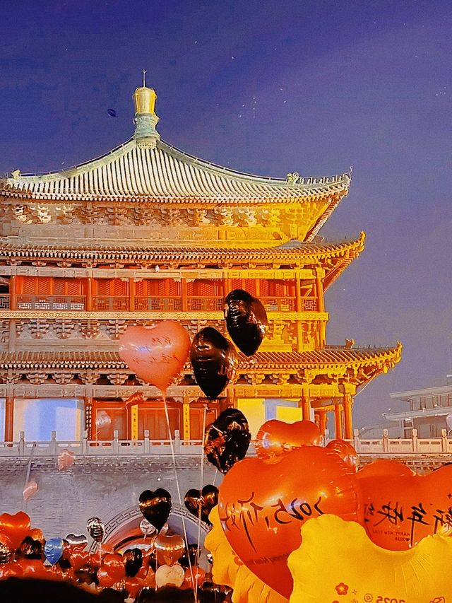 鐘樓下萬隻氣球雨+城牆燈展盛唐燈火裡撞進2026 鐘樓下萬隻氣球雨+城牆燈展盛唐燈火裡撞進2026