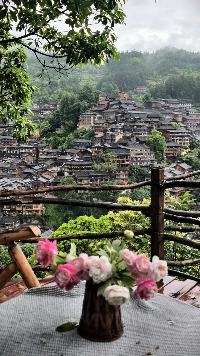 live實拍煙雨繚繞的苗寨也太出片了