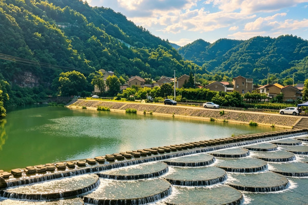 江南の小桂林」に迷い込む、この山水画廊の遊歩道はまるで立体的な旅行
