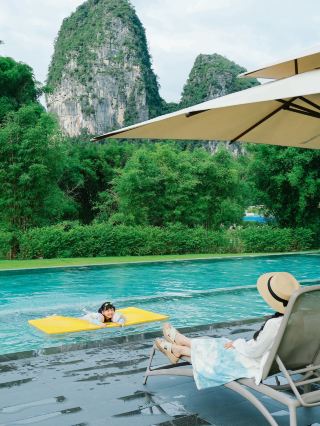 Immerse yourself in the beautiful scenery of Yangshuo and live in the picturesque landscape of the Yulong River.