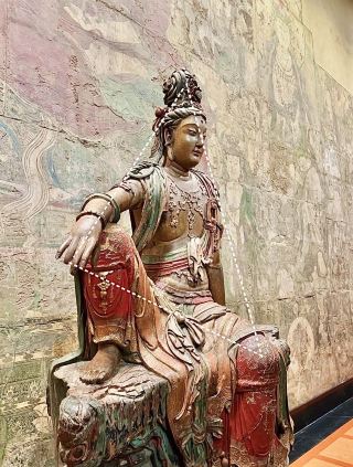 The Water-Moon Guanyin statue that kept me standing for half an hour—this is the one.