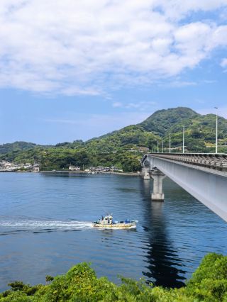  Discover a hidden island across the sea: ride over the Ku Island Bridge and begin an unhurried, eco-friendly escape on Shikoku and the Uwa Sea