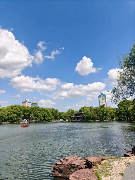 寧波月湖公園は浙江省寧波市海曙区に位置し、国家5A級観光地で、水域