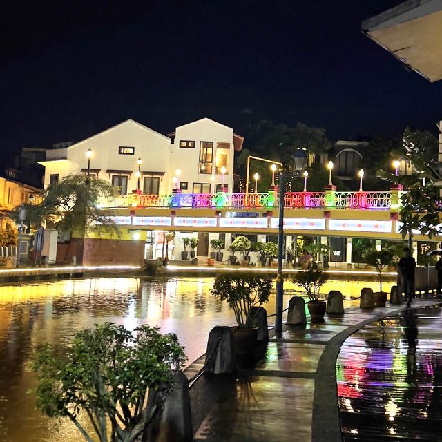 Night stroll along Malacca River