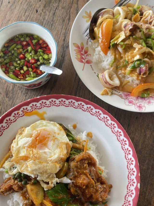 วรี อาหารตามสั่ง (ตรงข้ามโรบินสันจันทบุรี )