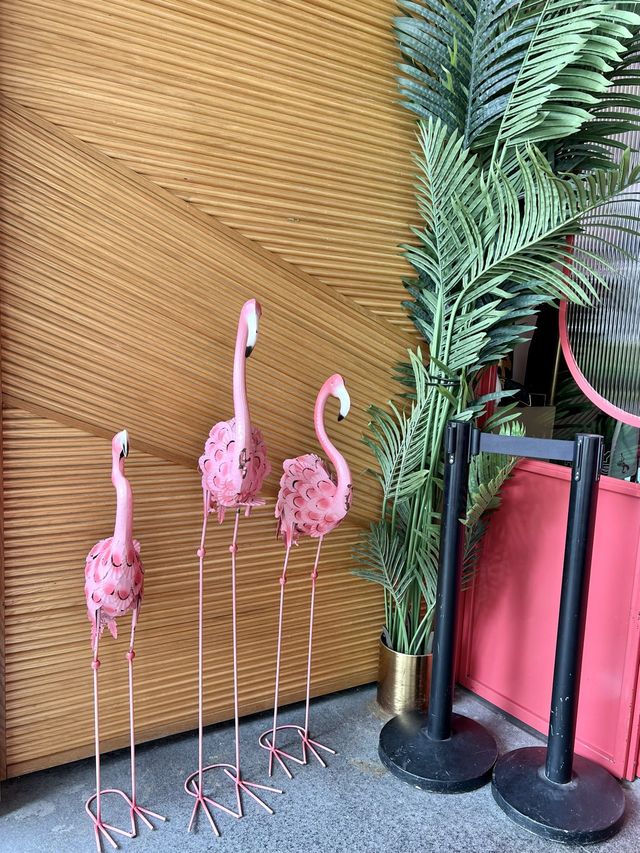 Neon-pink poolside bar-themed restaurant! 🦩💕