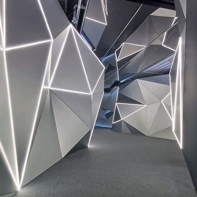 香港中環石板街酒店對面，現代多媒體視野藝術展覧，不容錯過！