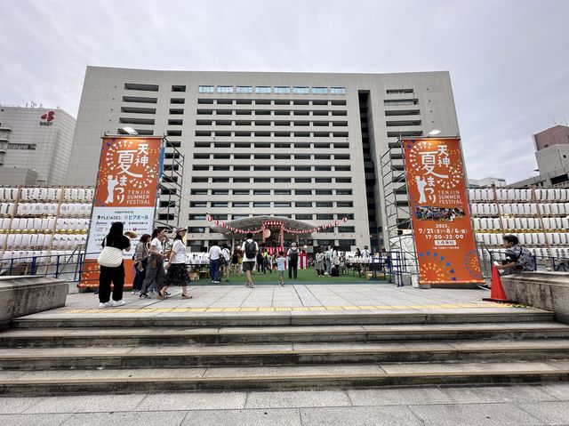 福岡・天神。『天神夏祭り』が8月6日まで開催中。福岡市役所西側に広がる『ふれあい広場』 