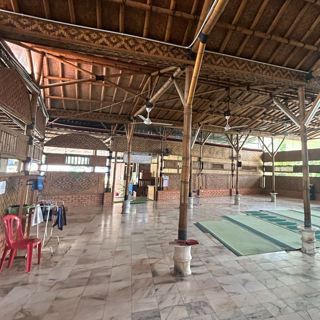 採用天然竹子建蓋的清真教堂 🕌️