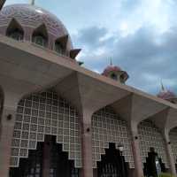 Putra Mosque มัสยิดสีชมพู ความสวยงามที่สร้างจากความศรัทธา  