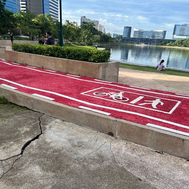 【タイ】都会のど真ん中に現れる癒しの公園