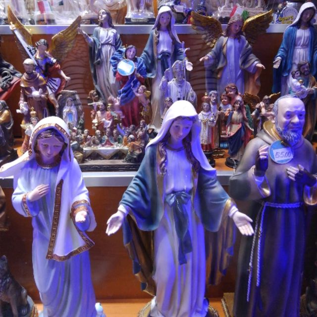ローマ、土産店のショーウィンドウとナイトカフェ