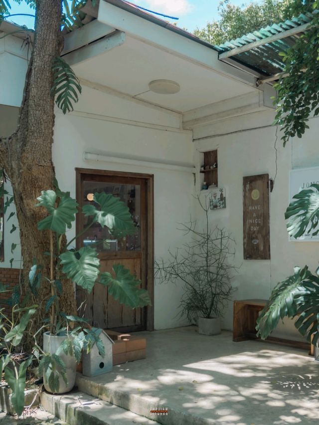 คาเฟ่ในสวนใกล้สนามบินสุโขทัย