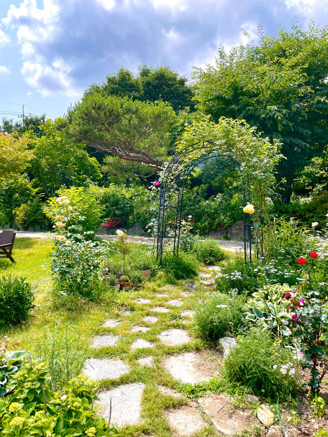 유럽산장같은 초록색지붕 우드하우스와 꽃밭정원 🏡