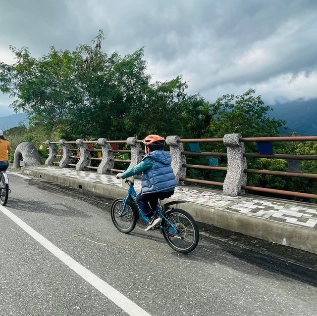 在楓樹林裡騎腳踏車-大農大富平地森林園區