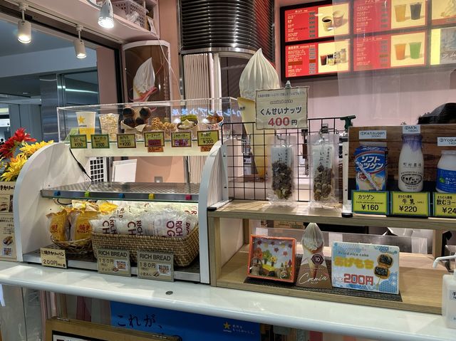 北海道・新千歳空港。ソフトクリームの種類が豊富な空港スイーツグルメ『Boren』