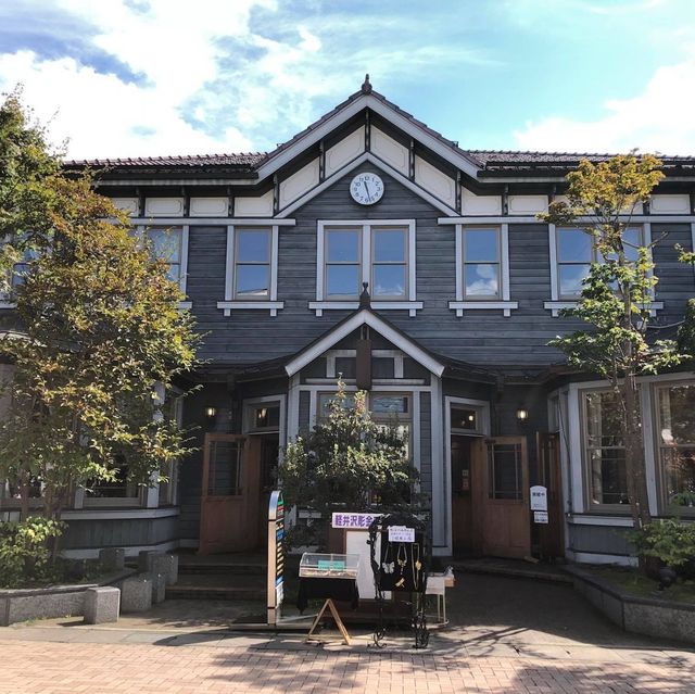 歐洲式建築‼️ 輕井澤觀光會館以其復古的木製外觀是前輕井澤購物街的象徵。 一樓的大廳是一個綜合資訊中心，提供有關城鎮的旅遊資訊並介紹住宿，並在散步和購物之間設有休息區。 在一樓的旅遊展😌代表性建築物