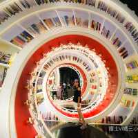 《超美打卡 螺旋書架猶如時光隧道》