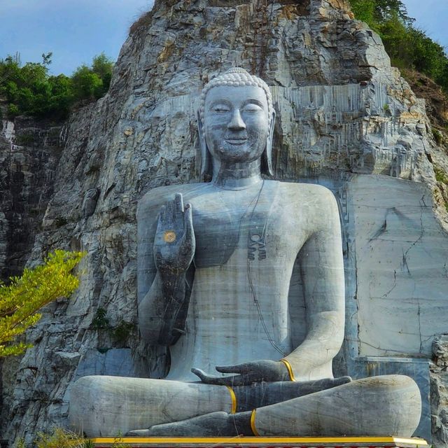 กราบไหว้พระพุทธรูปแกะสลักที่ใหญ่ที่สุด