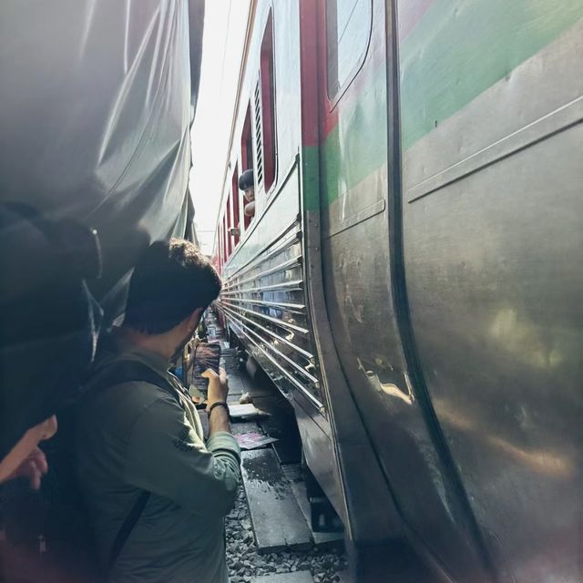  曼谷必到美功鐵道市場🚂🛍️🌭