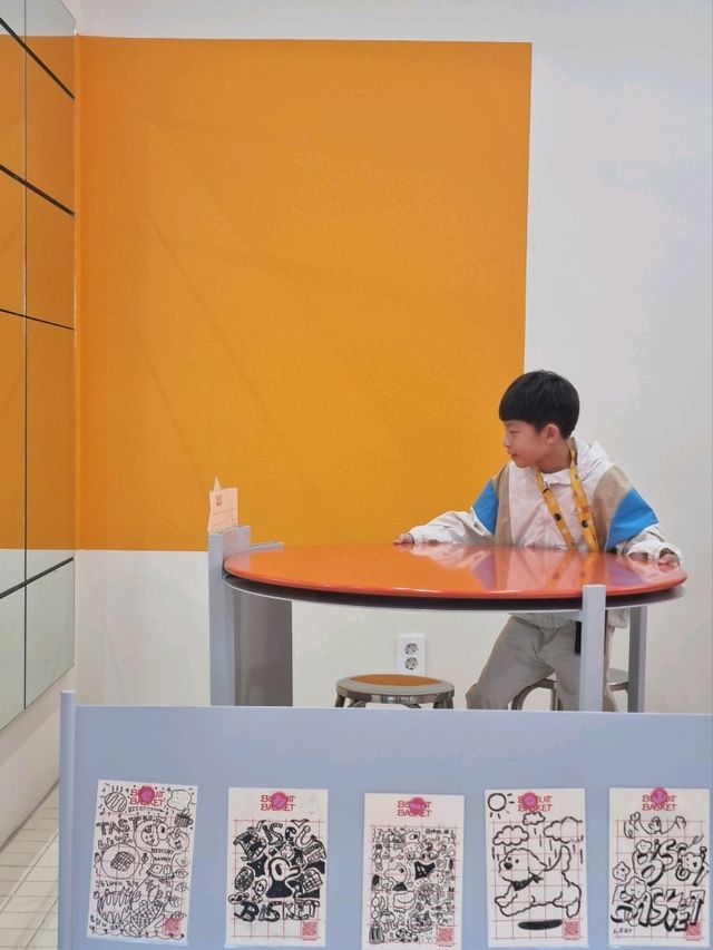 알록달록한 힙한 분위기의 카페