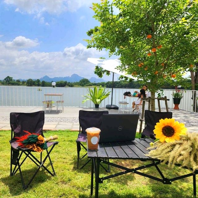 ☕️คาเฟ่ริมทะเลสาบสไตล์มินิมอล 🏡  𝑳𝒂𝒈𝒖𝒏𝒆