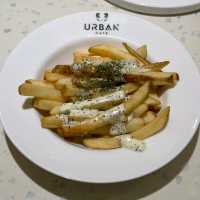 Urban Cafe ：貓貓雲集 美食多樣 打卡約會一流