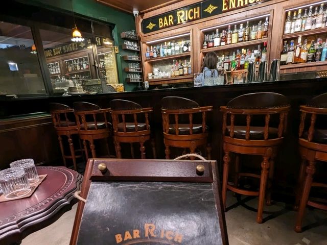 藍晒圖園區內的英倫風情小酒吧：Bar Rich & Pizza Face