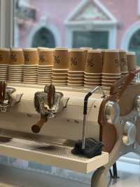 ๋ง์นด์ค ๋๋๋งํฌ ์ธ์ธํธ ํด ์ฑ๋น ์ ์  ์นดํ '% Arabica Macauโ