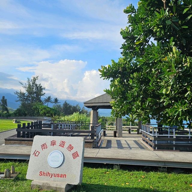 佇立藍色海邊的台東風景〔石雨傘〕