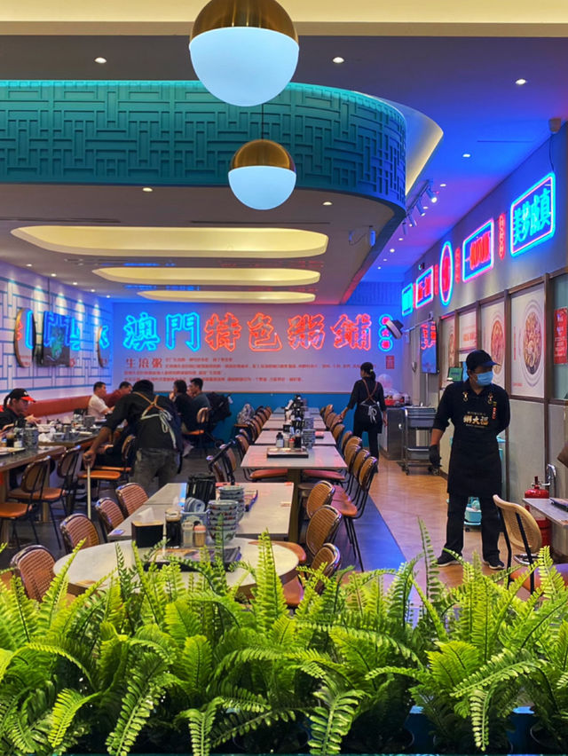 Neon signal everywhere in the congee shop 🥣