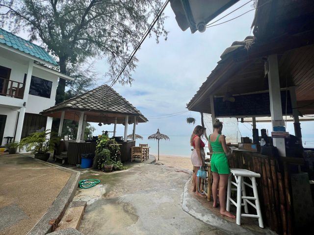 Tiki beach ที่พักติดทะเล พร้อมบีช บาร์ 🌴🍸🍹🌊