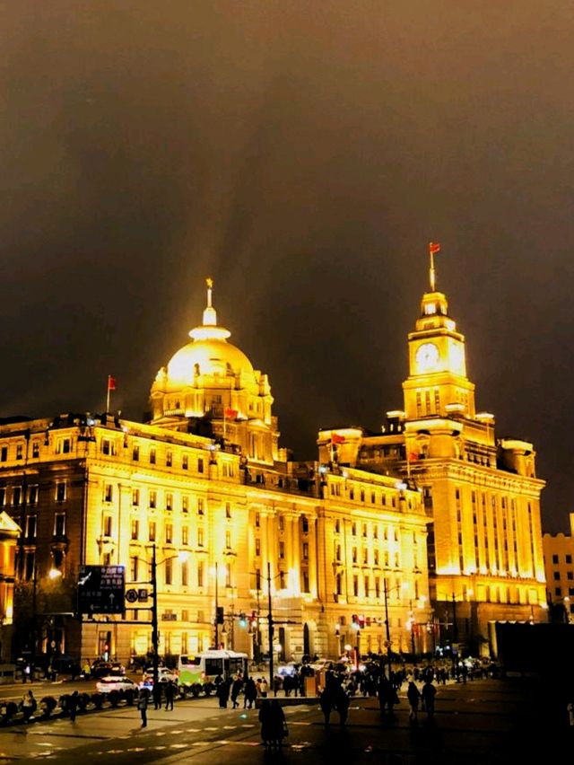 上海黃埔江夜景：燈光璀璨，浪漫氛圍