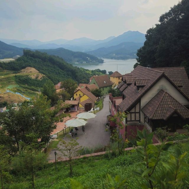 웅장한 배경을 볼 수 있는 가평 이탈리아마을
