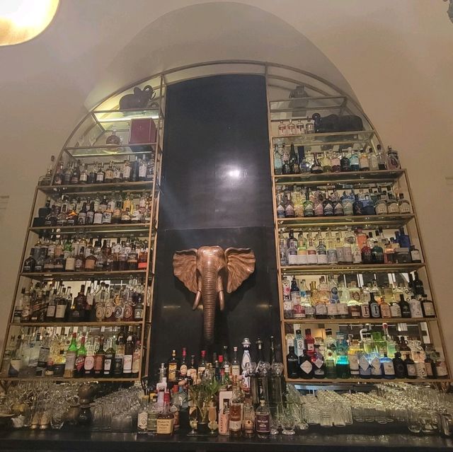 金邊萊佛士 Elephant Bar，世界30大酒吧