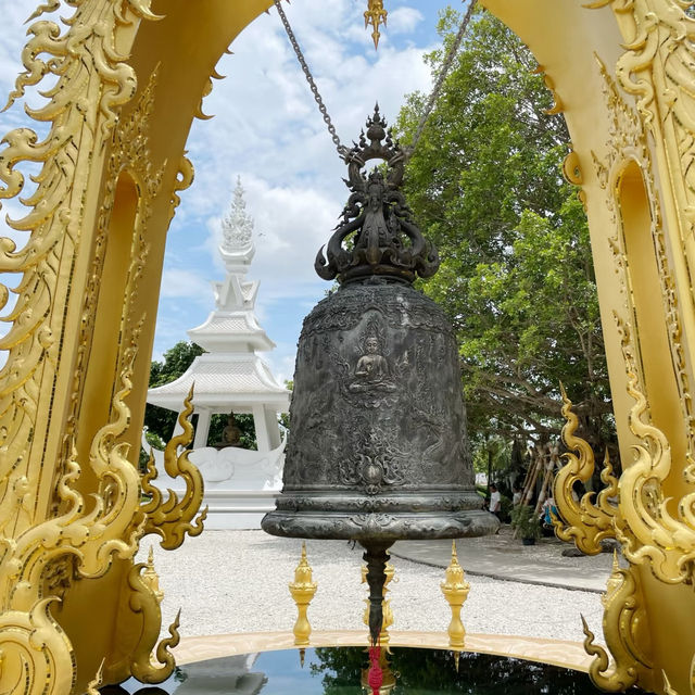 Wat Thepleela：金碧輝煌中的花園秘境 🌺