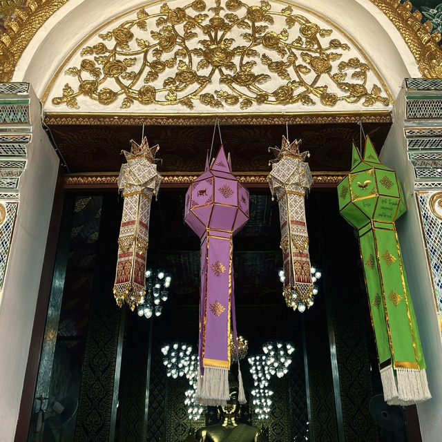 สักการะพระธาตุหริภุญชัย ในเทศกาลโคมแสนดวง 