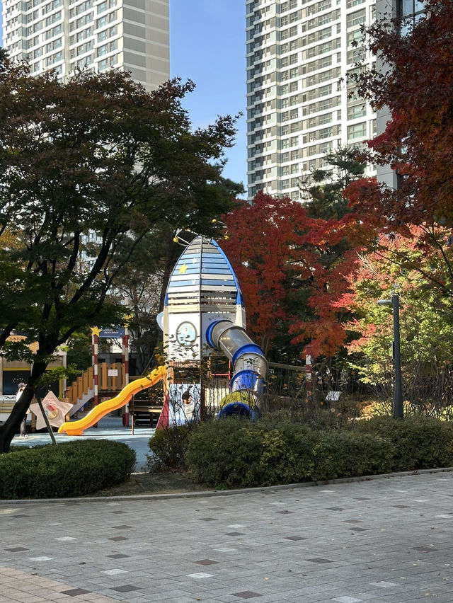 단지 중앙에 예쁜 단풍과 🌳 소담한 산책길을 경험할 수 있는 송파 공원 여행지 추천🍁