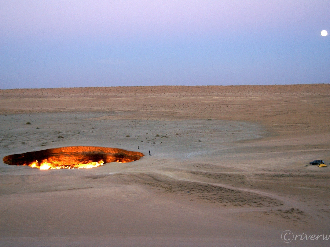 トルクメニスタン】砂漠に開いた地獄の門「The Door to Hell」 | Trip