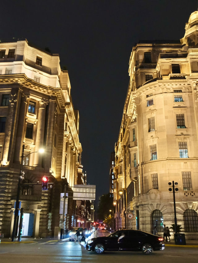 แสงสีของ The Bund ยามค่ำคืนมา